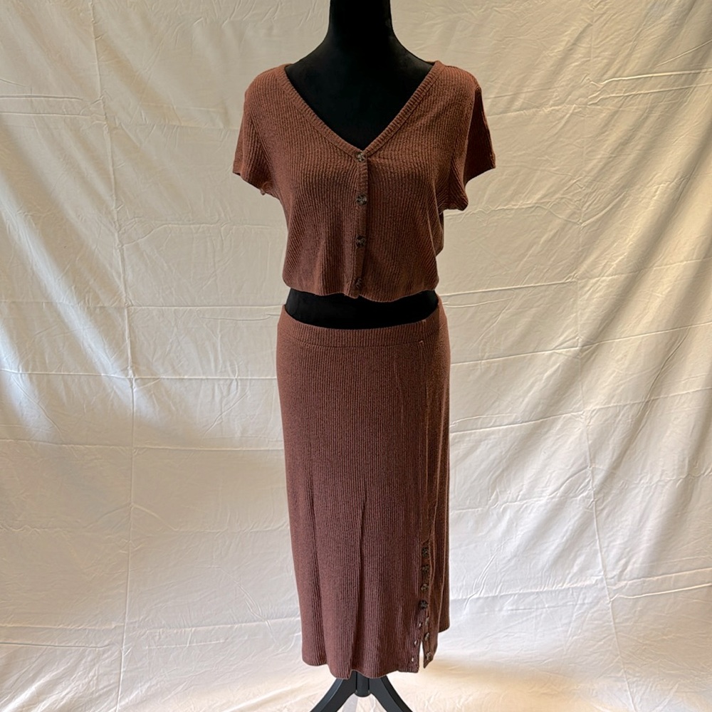 NWOT ALMOST FAMOUS Womens Brown Stretch Ribbed Short Sleeve V Neck Top Juniors